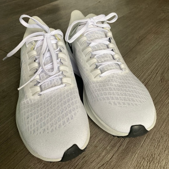 Like New Women’s Nike Air Zoom Pegasus 37 Running Shoes - Picture 9 of 16